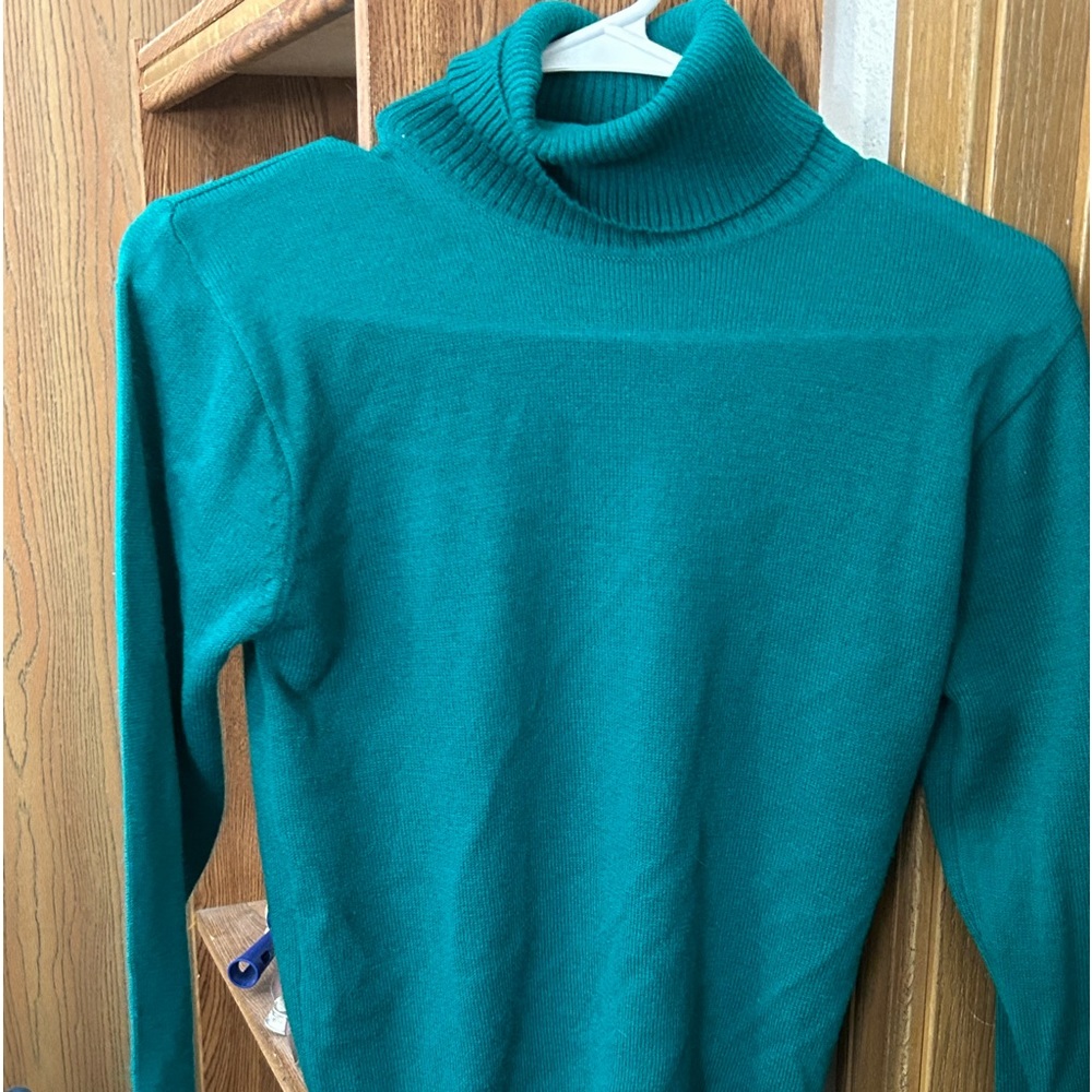 Women’s vintage turtleneck sweater. Beautiful teal color